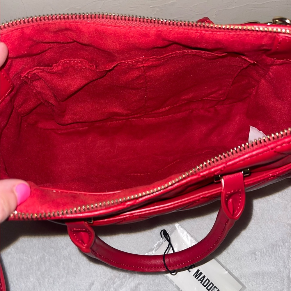 NWT Stunning Steve Madden Red Quilted Handbag w/ NYC theme charms & adj. strap - Picture 4 of 9